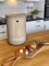 Startkit - Bokashi 2.0 cappuccino - 2 st designade hinkar för köksbänken + 1 kg strö