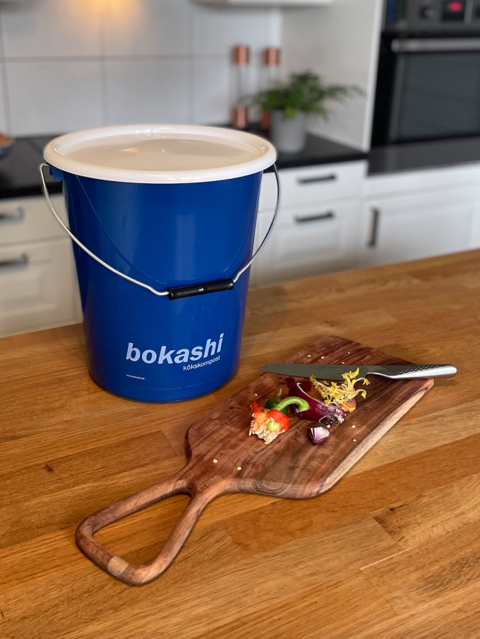 Extrahinkar till Bokashi och biokol - 4 st svenska hinkar + 6 liter svensk biokol